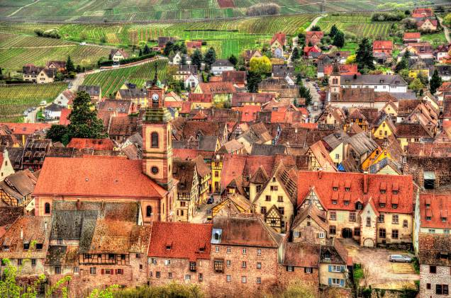 A cidadezinha medieval é tão pequena e organizada que parece cenográfica. Muralhas cercam o vilarejo, o que o transforma em um simpático museu ao ar livre A cidadezinha medieval é tão pequena e organizada que parece cenográfica. Muralhas cercam o vilarejo, o que o transforma em um simpático museu ao ar livre