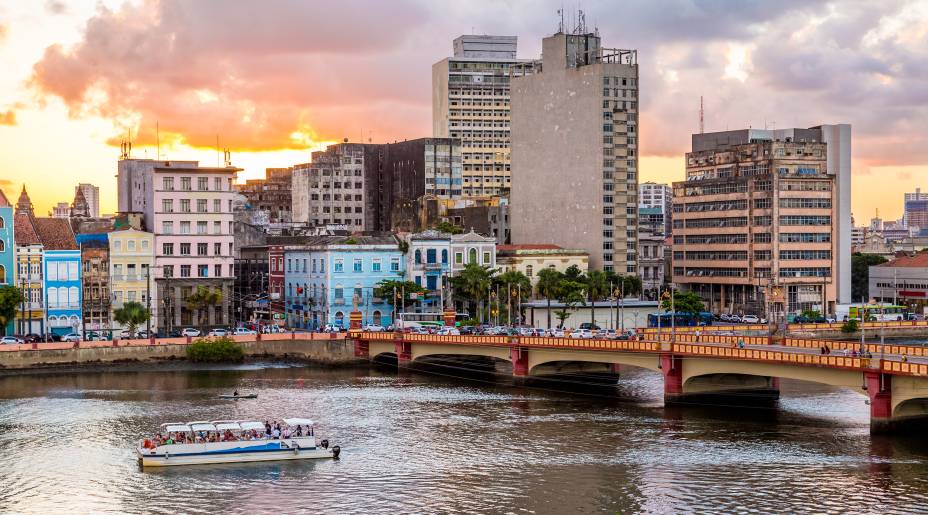 <a href="https://viajeaqui.abril.com.br/cidades/br-pe-recife" target="_blank" rel="noopener"><strong>Recife (PE) – Brasil </strong></a> O que apelidou a capital recifense de Veneza Brasileira é a sua geografia cortada por rios, pontes, ilhas e mangues. Seu principal rio é o Capibaribe, ele ostenta a Ponte Maurício de Nassau, a mais antiga da América Latina. <a href="https://www.booking.com/city/br/recife.pt-br.html?aid=332455&label=viagemabril-venezasdomundo" target="_blank" rel="noopener"><em>Busque hospedagens em Recife no booking.com</em></a> <a href="https://viajeaqui.abril.com.br/cidades/br-pe-recife" target="_blank" rel="noopener"><strong>Recife (PE) – Brasil </strong></a> O que apelidou a capital recifense de Veneza Brasileira é a sua geografia cortada por rios, pontes, ilhas e mangues. Seu principal rio é o Capibaribe, ele ostenta a Ponte Maurício de Nassau, a mais antiga da América Latina. <a href="https://www.booking.com/city/br/recife.pt-br.html?aid=332455&label=viagemabril-venezasdomundo" target="_blank" rel="noopener"><em>Busque hospedagens em Recife no booking.com</em></a>