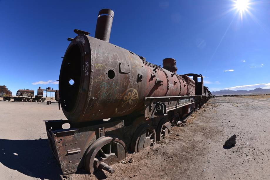 Cemitério de trens na entrada no Salar de Uyuni, Bolívia: o local, perfeito para fotografias, é a primeira parada do passeio de três dias pelo Salar Cemitério de trens na entrada no Salar de Uyuni, Bolívia: o local, perfeito para fotografias, é a primeira parada do passeio de três dias pelo Salar
