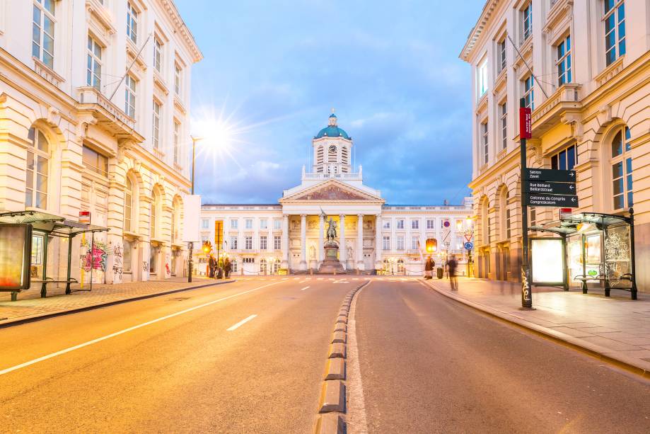 No centro de <a href="https://viajeaqui.abril.com.br/cidades/belgica-bruxelas" rel="Bruxelas" target="_blank">Bruxelas</a>, a capital belga, está a Praça Real, com seus imponentes edifícios histórico, de arquitetura refinada