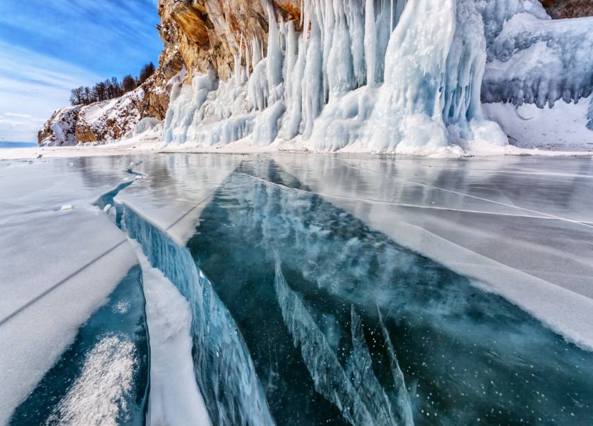 <strong>Lago Baikal – Sibéria, <a href="https://viajeaqui.abril.com.br/paises/russia" rel="Rússia" target="_blank">Rússia</a></strong>                                                                                                                                                                Baikal é o mais profundo e maior lago de água doce do planeta. Localizado no sul da Sibéria, ele concentra uma uma grande diversidade de espécies e seus arredores são procurados para a prática de esportes radicais. No inverno as camadas de gelo transparente do lago viram atração