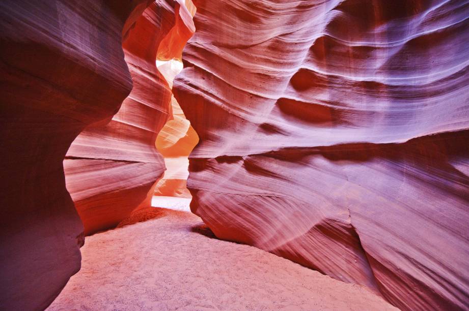 <strong>14. <a href="https://www.youtube.com/watch?v=IlV7RhT6zHs" rel="Britney Spears – Im Not A Girl, Not Yet A Woman" target="_blank">Britney Spears – Im Not A Girl, Not Yet A Woman</a> - Antelope Canyon, <a href="https://viajeaqui.abril.com.br/paises/estados-unidos" rel="Estados Unidos" target="_self">Estados Unidos</a></strong>                        O cenário escolhido por ela foi outro grande acerto: as belas e peculiares formações do <strong>Antelope Canyon</strong>, um dos mais visitados nos Estados Unidos, cravado nas terras do Arizona