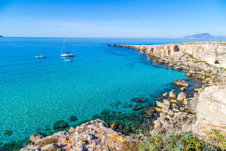 <strong>Cala Rossa, Favignana, Sicília, <a href="https://viajeaqui.abril.com.br/paises/italia" rel="Itália" target="_self">Itália</a></strong>    Ideal pra quem ama mergulho, a praia é rodeada por pedreiras de calcário, onde os visitantes costumam estender a canga para tomar um bronzeado. É importante ressaltar, no entanto, que há trechos com longas descidas – que podem não ser adequadas para famílias com crianças. Para casais em lua de mel, no entanto, o lugar é um verdadeiro sonho    <em><a href="https://www.booking.com/region/it/favignana.pt-br.html?sid=5b28d827ef00573fdd3b49a282e323ef;dcid=1?aid=332455&label=viagemabril-as-mais-belas-praias-do-mediterraneo" rel="Veja preços de hotéis em Favignana no Booking.com" target="_blank">Veja preços de hotéis em Favignana no Booking.com</a></em>