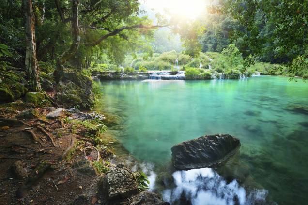 Por do sol na exuberante reserva natural de Semuc Champey, no centro da <a href="https://viajeaqui.abril.com.br/paises/guatemala" rel="Guatemala">Guatemala</a>; para chegar lá e admirar as piscinas naturais do lugar, você pode comprar um passeio em um veículo 4x4 Por do sol na exuberante reserva natural de Semuc Champey, no centro da <a href="https://viajeaqui.abril.com.br/paises/guatemala" rel="Guatemala">Guatemala</a>; para chegar lá e admirar as piscinas naturais do lugar, você pode comprar um passeio em um veículo 4x4