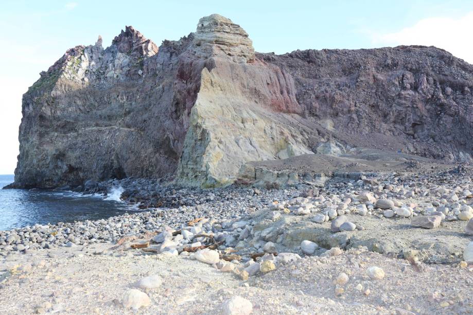 <em><strong>White Island </strong></em><span>-</span><strong> </strong>Para conhecer White Island é preciso reservar um tour guiado e o trajeto pode ser feito de barco ou helicóptero. A disponibilidade do passeio depende das previsões climáticas e de atividade do vulcão. É recomendado, mesmo em dias quentes, levar agasalho e jaquetas à prova d’água pois o tempo é bastante instável