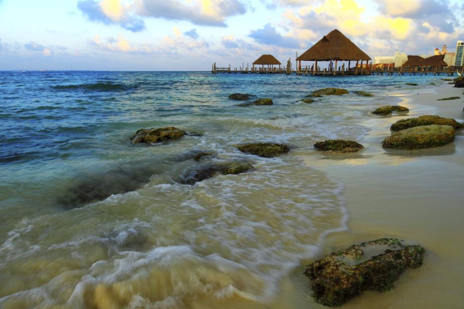 <a href="https://viajeaqui.abril.com.br/cidades/mexico-cancun" rel="Cancún, México" target="_self"><strong>Cancún, México</strong></a>Palapas e gazebos são muito comuns nas paisagens das praias da cidade. Por aqui, os turistas se revezam entre caminhar nas areias branquinhas, fazer compras ou curtir o agito de casas noturnas <a href="https://viajeaqui.abril.com.br/cidades/mexico-cancun" rel="Cancún, México" target="_self"><strong>Cancún, México</strong></a>Palapas e gazebos são muito comuns nas paisagens das praias da cidade. Por aqui, os turistas se revezam entre caminhar nas areias branquinhas, fazer compras ou curtir o agito de casas noturnas