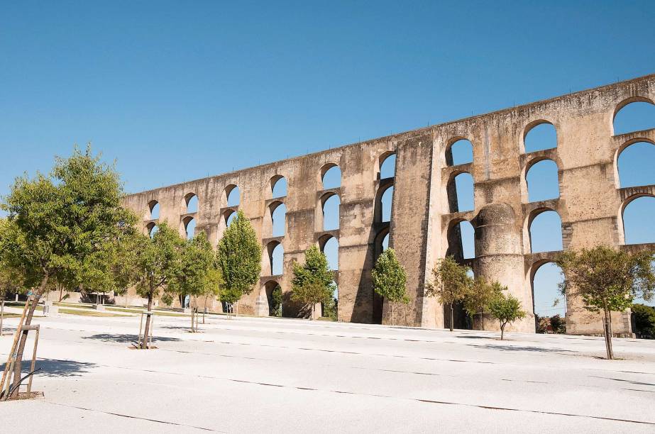 <strong>Elvas e as suas Fortificações </strong> As fortificações e muralhas que rodeiam a cidadezinha dão uma aula de estratégia militar lusitana desde o tempo dos mouros. Isso porque Elvas está a 15km da cidade de Badajoz, na Espanha. O que faz de Elvas a mais importante praça-forte da fronteira portuguesa até o momento