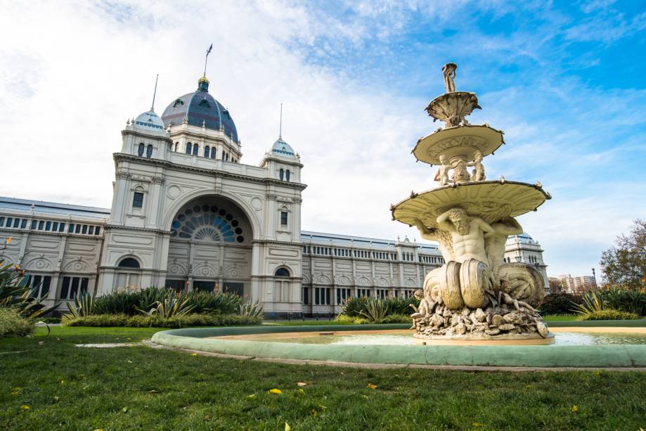 <strong>Jardins de Carlton e edifício da Exposição Real – <a href="https://viajeaqui.abril.com.br/cidades/australia-melbourne" rel="Melbourne" target="_blank">Melbourne</a> </strong>    O edifício da Exposição Real, localizado nas dependências dos Jardins de Carlton, é um ícone da arquitetura em toda Austrália. Seu design combina elementos bizantinos, românticos e renascentistas. Tanto o edifício quanto os jardins são símbolos da influência vitoriana no país