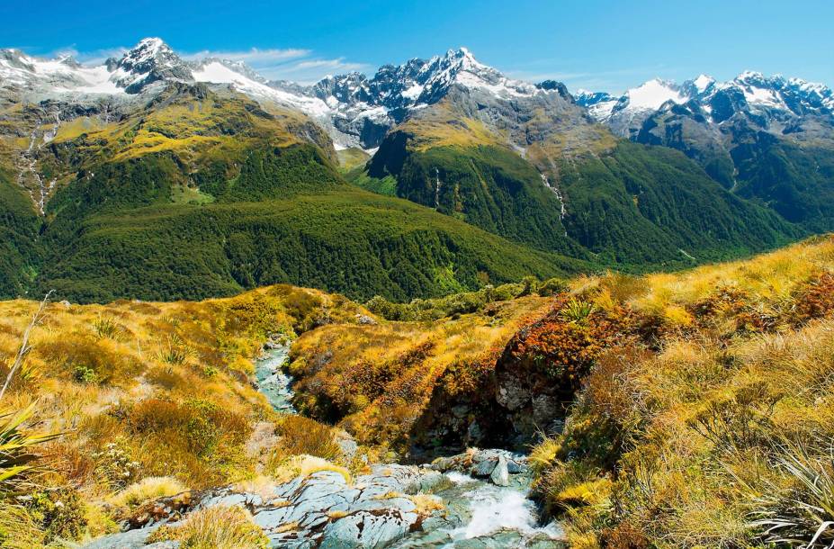 <em><strong>Milford Sound </strong></em>-<strong> </strong>As geleiras localizadas na costa oeste da ilha, a cerca de 670 quilômetros de Wellignton, são de tirar o fôlego. São diversos fiordes, picos nevados de montanha que chegam a um quilômetro de altura e cachoeiras que percorrem o terreno em declive. Nas temporadas de chuvas, as quedas d’água se multiplicam e criam um efeito ainda mais pitoresco