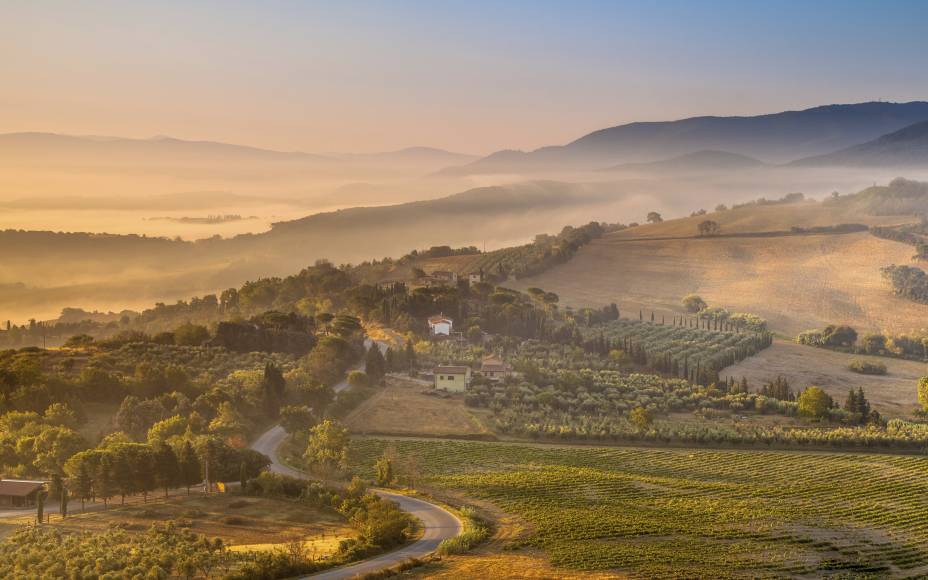 <strong>1. Estradas da Toscana, Itália </strong>Perca-se entre as estradas e montes entre San Gimignano e Florença,Montepulciano e Siena. Vinhedos, ciprestes e encantadoras vilas farão parte de uma paisagem banhada de sol.