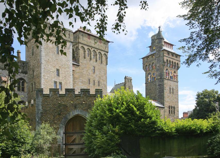 O Castelo de Cardiff é uma construção histórica medieval datada da Era Vitoriana, no século 11. Considerado um dos principais pontos turísticos da cidade, ele é cercado pelo lindo Bute Park e já abrigou shows e concertos