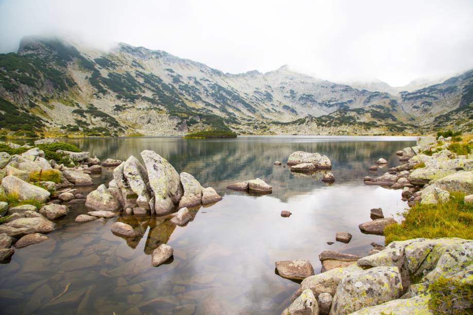 Lago na cidade de Popovo, na Bulgária. Apesar de pequena e com poucas atrações voltadas ao turismo, a região vale a viagem por suas paisagens naturais e pelo Museu Histórico, com achados arqueológicos locais