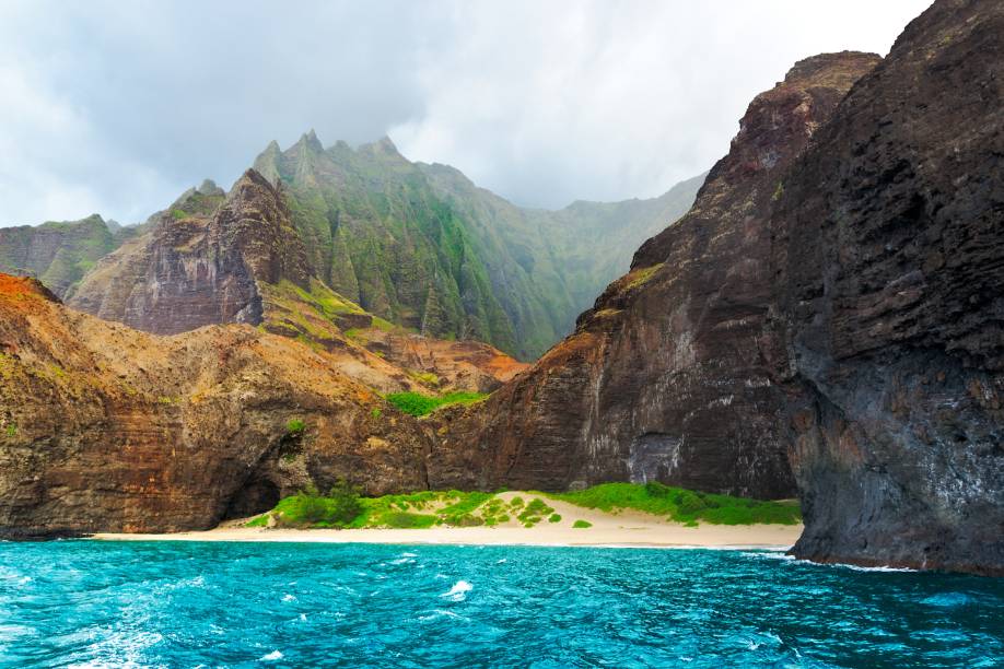 <strong>Costa de Na Pali – Havaí, <a href="https://viajeaqui.abril.com.br/paises/estados-unidos" rel="EUA" target="_blank">EUA</a></strong>                                                                                                                                                            São 35 quilômetros de penhascos verdejantes à beira do incrível mar havaiano. As montanhas na região de Kauai escondem a rica fauna e flora do Havaí, abrigando espécies raras, aves tropicais e cachoeiras secretas