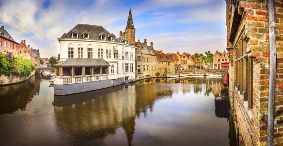 <a href="https://viajeaqui.abril.com.br/cidades/belgica-bruges" rel="Bruges" target="_blank">Bruges</a>, com seus canais que envolvem os edifícios históricos, é carinhosamente chamada de "Veneza do Norte"