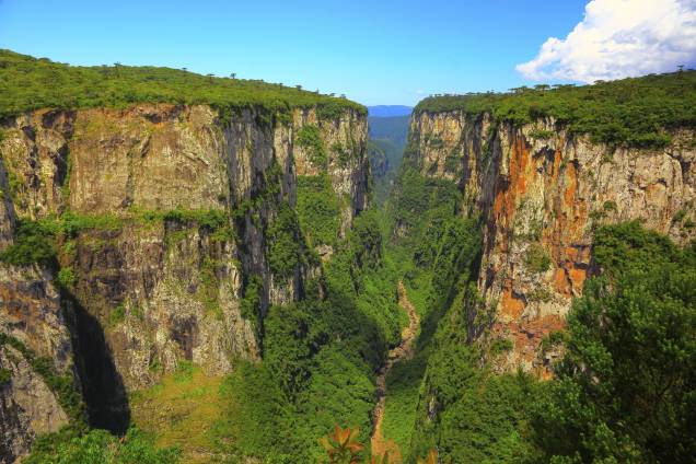 <strong><a href="https://viajeaqui.abril.com.br/estabelecimentos/br-rs-cambara-do-sul-atracao-canion-do-itaimbezinho" rel="Cânion do Itaimbezinho" target="_blank">Cânion do Itaimbezinho</a> - <a href="https://viajeaqui.abril.com.br/cidades/br-rs-cambara-do-sul" rel="Cambará do Sul (RS) " target="_blank">Cambará do Sul (RS) </a></strong> Com os seus paredões verticais, o <a href="https://viajeaqui.abril.com.br/estabelecimentos/br-rs-cambara-do-sul-atracao-parque-nacional-de-aparados-da-serra" rel=" Parque Nacional de Aparados da Serra" target="_blank">Parque Nacional de Aparados da Serra</a> enche os olhos de qualquer visitante. O mais bonito deles é o Cânion do Itaimbezinho, acessível por trilhas estruturadas e bem sinalizadas <a href="https://www.booking.com/city/br/cambara-br.pt-br.html?aid=332455&label=viagemabril-voltapelobrasil" rel="Veja hotéis em Cambará do Sul no booking.com" target="_blank"><em>Veja hotéis em Cambará do Sul no booking.com</em></a> <strong><a href="https://viajeaqui.abril.com.br/estabelecimentos/br-rs-cambara-do-sul-atracao-canion-do-itaimbezinho" rel="Cânion do Itaimbezinho" target="_blank">Cânion do Itaimbezinho</a> - <a href="https://viajeaqui.abril.com.br/cidades/br-rs-cambara-do-sul" rel="Cambará do Sul (RS) " target="_blank">Cambará do Sul (RS) </a></strong> Com os seus paredões verticais, o <a href="https://viajeaqui.abril.com.br/estabelecimentos/br-rs-cambara-do-sul-atracao-parque-nacional-de-aparados-da-serra" rel=" Parque Nacional de Aparados da Serra" target="_blank">Parque Nacional de Aparados da Serra</a> enche os olhos de qualquer visitante. O mais bonito deles é o Cânion do Itaimbezinho, acessível por trilhas estruturadas e bem sinalizadas <a href="https://www.booking.com/city/br/cambara-br.pt-br.html?aid=332455&label=viagemabril-voltapelobrasil" rel="Veja hotéis em Cambará do Sul no booking.com" target="_blank"><em>Veja hotéis em Cambará do Sul no booking.com</em></a>