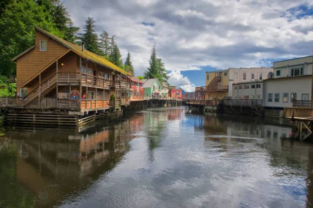 Com casinhas flutuantes bem estruturadas, erguidas sobre palafitas, a <strong>Creek Street</strong>, na cidade de <strong>Ketchikan</strong>, é uma das queridinhas dos turistas. Antigamente, a região era marcada pela prostituição. Hoje, é possível passear de barco pelo rio, conhecido por abrigar os famosos salmões<em><a href="https://www.booking.com/city/us/ketchikan.pt-br.html?sid=5b28d827ef00573fdd3b49a282e323ef;dcid=1?aid=332455&label=viagemabril-paisagens-do-alasca" rel="Veja preços de hotéis em Ketchikan no Booking.com" target="_blank">Veja preços de hotéis em Ketchikan no Booking.com</a></em> Com casinhas flutuantes bem estruturadas, erguidas sobre palafitas, a <strong>Creek Street</strong>, na cidade de <strong>Ketchikan</strong>, é uma das queridinhas dos turistas. Antigamente, a região era marcada pela prostituição. Hoje, é possível passear de barco pelo rio, conhecido por abrigar os famosos salmões<em><a href="https://www.booking.com/city/us/ketchikan.pt-br.html?sid=5b28d827ef00573fdd3b49a282e323ef;dcid=1?aid=332455&label=viagemabril-paisagens-do-alasca" rel="Veja preços de hotéis em Ketchikan no Booking.com" target="_blank">Veja preços de hotéis em Ketchikan no Booking.com</a></em>