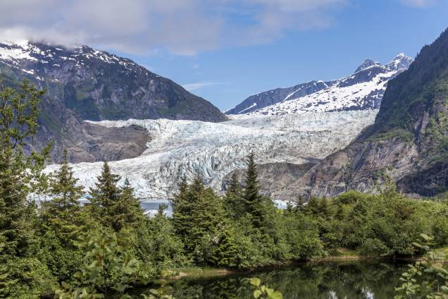 A <strong>Mendenhall Glacier</strong> possui aproximadamente 20 km de comprimento dentro de <strong>Juneau</strong>. A geleira é uma das mais famosas do Alasca e encanta os turistas. Dentro de sua área, há uma colina com um observatório, que abriga lojinhas <em><a href="https://www.booking.com/city/us/juneau.pt-br.html?sid=5b28d827ef00573fdd3b49a282e323ef;dcid=1?aid=332455&label=viagemabril-paisagens-do-alasca" rel="Veja preços de hotéis em Juneau no Booking.com" target="_blank">Veja preços de hotéis em Juneau no Booking.com</a></em> A <strong>Mendenhall Glacier</strong> possui aproximadamente 20 km de comprimento dentro de <strong>Juneau</strong>. A geleira é uma das mais famosas do Alasca e encanta os turistas. Dentro de sua área, há uma colina com um observatório, que abriga lojinhas <em><a href="https://www.booking.com/city/us/juneau.pt-br.html?sid=5b28d827ef00573fdd3b49a282e323ef;dcid=1?aid=332455&label=viagemabril-paisagens-do-alasca" rel="Veja preços de hotéis em Juneau no Booking.com" target="_blank">Veja preços de hotéis em Juneau no Booking.com</a></em>