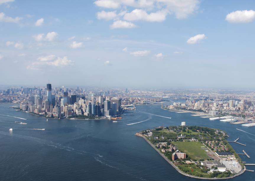 Vista aérea de <a href="https://viajeaqui.abril.com.br/cidades/estados-unidos-nova-york" rel="Nova York" target="_blank">Nova York</a> e a Governors Island a frente