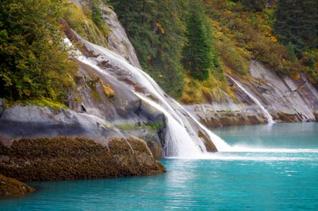 O <strong>fiorde de Tracy Arm</strong>, próximo à Juneau, inclui quedas dágua, geleiras e paredes de granito. O passeio por suas águas, feito através de um navio, é realizado a partir da baía de Holkham e inclui monitores que explicam suas formações<em><a href="https://www.booking.com/city/us/juneau.pt-br.html?sid=5b28d827ef00573fdd3b49a282e323ef;dcid=1?aid=332455&label=viagemabril-paisagens-do-alasca" rel="Veja preços de hotéis em Juneau no Booking.com" target="_blank">Veja preços de hotéis em Juneau no Booking.com</a></em> O <strong>fiorde de Tracy Arm</strong>, próximo à Juneau, inclui quedas dágua, geleiras e paredes de granito. O passeio por suas águas, feito através de um navio, é realizado a partir da baía de Holkham e inclui monitores que explicam suas formações<em><a href="https://www.booking.com/city/us/juneau.pt-br.html?sid=5b28d827ef00573fdd3b49a282e323ef;dcid=1?aid=332455&label=viagemabril-paisagens-do-alasca" rel="Veja preços de hotéis em Juneau no Booking.com" target="_blank">Veja preços de hotéis em Juneau no Booking.com</a></em>