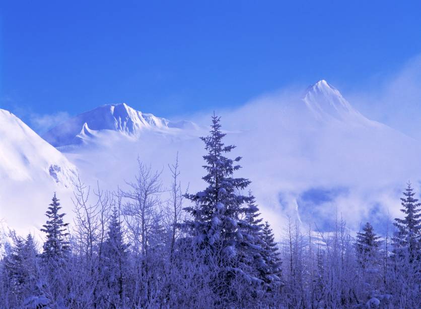 As <strong>Chugach Mountains</strong> são paisagens típicas do estado, com mais 4 mil metros de altura. Dentro de sua área, o <strong>Portage Valley</strong> funciona como um canal que se conecta a Kenai    <em><a href="https://www.booking.com/city/us/kenai.pt-br.html?sid=5b28d827ef00573fdd3b49a282e323ef;dcid=1?aid=332455&label=viagemabril-paisagens-do-alasca" rel="Veja preços de hotéis em Kenai no Booking.com" target="_blank">Veja preços de hotéis em Kenai no Booking.com</a></em>