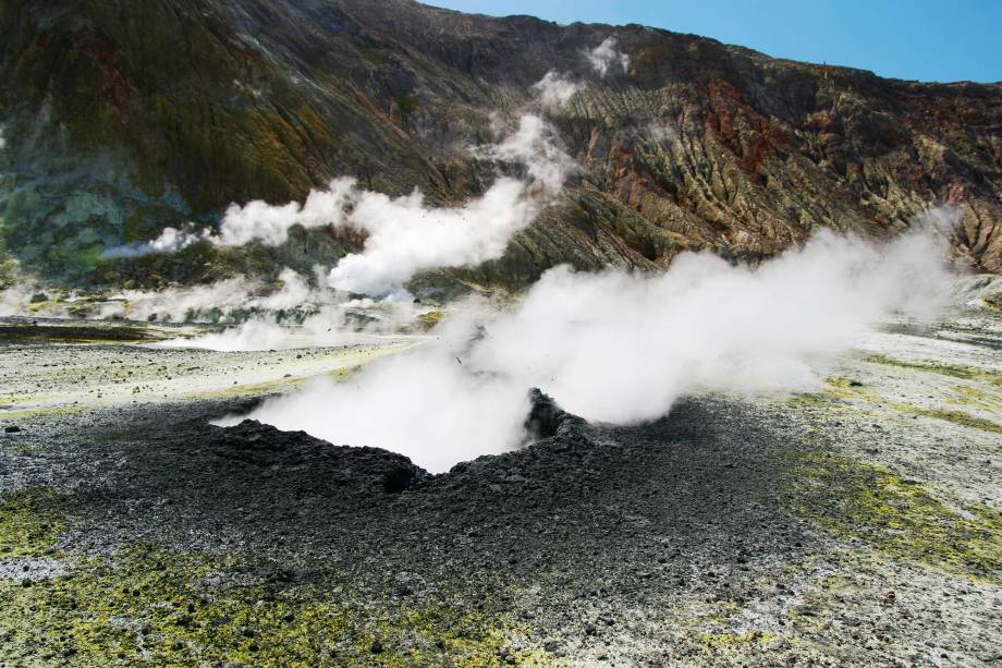 <em><strong>White Island </strong></em><span>-</span><strong> </strong>É possível visualizar o vapor emanado a quilômetros de altura e sentir o odor do enxofre por toda a ilha