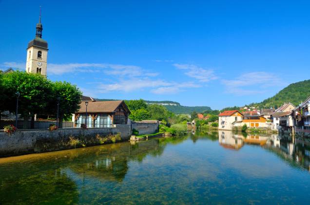 A pequena Ornans encanta os turistas com suas casinhas antigas a beira do rio. A cidade natal do pintor Gustave Courbet abriga um museu com uma coleção de suas obras A pequena Ornans encanta os turistas com suas casinhas antigas a beira do rio. A cidade natal do pintor Gustave Courbet abriga um museu com uma coleção de suas obras