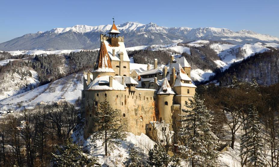 Gastronomia peculiar, paisagens bucólicas e povo acolhedor. A Romênia é um dos países que mais se aproximam dos latinos quando o assunto é simpatia, visto que seus moradores prezam pelo contato. Aqui, vale visitar o Castelo de Bran, na Transilvânia, inspirado pelo Conde Drácula e conhecido pela atmosfera enigmática. <a href="https://www.booking.com/city/ro/brasov.pt-br.html?sid=efe6c9de408bb8d78e20e017e616e9f8;dcid=4?aid=332455&label=viagemabril-lesteeuropeu" target="_blank">Veja hotéis próximos à Transilvânia no Booking.com</a>