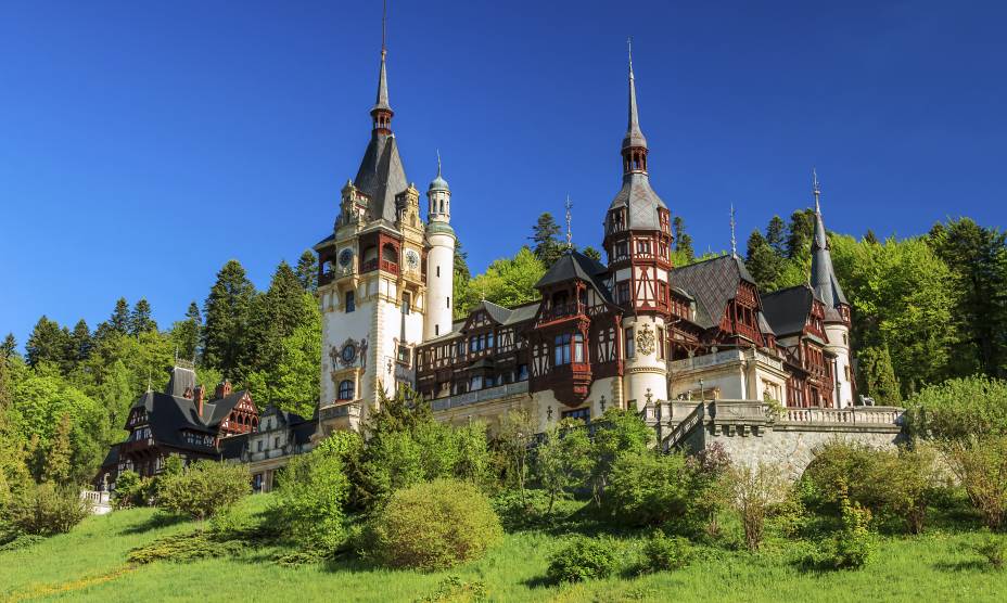 O entorno do belo Peles Castle, atração famosa de Sinaia, na Romênia