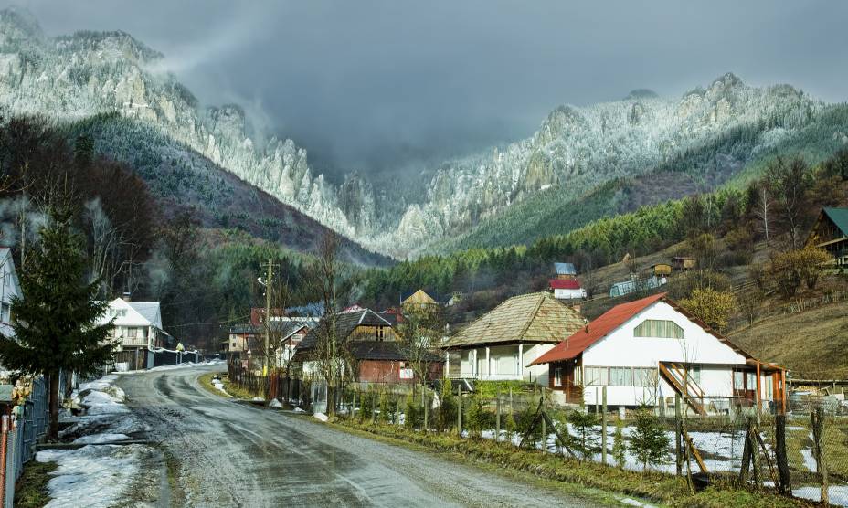 As montanhas cercam a Romênia