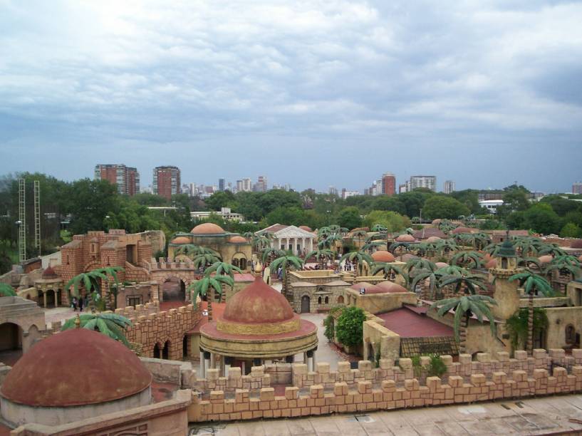 Este foi um dos primeiros parques temáticos a adotar um viés religioso. O <strong>Tierra Santa</strong> foi construído no ano 2000, na Argentina, e tem a proposta de ilustrar a vida de Jesus Cristo, do nascimento até a ressureição, que acontece de hora em hora. O parque é ambientado na antiga Jerusalém e é cheio de esculturas móveis dos personagens daquela época.<br />  <br />  Além de acompanhar os passos de Jesus, o parque traz a representação de outros momentos da história da religião, como a criação do mundo e a história de Moisés, uma gruta com todas as representações de Virgem Maria e esculturas de figuras importantes como Madre Teresa de Calcutá e o Papa João Paulo II.<br />  <br />  Para não excluir completamente os outros cultos, o Tierra Santa ainda tem um templo e uma mesquita.