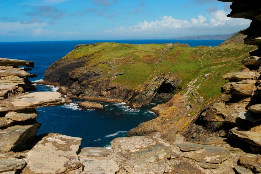 <strong>Cornuália, Inglaterra:</strong> O nome em português não faz jus às belezas de <strong>Cornwall</strong>. Um dos domínios originais do Príncipe de Gales – que, entre outros títulos, é conhecido como Duque da Cornuália –, a região possui recortes dramáticos em seu litoral, com muitas praias e enseadas. O Castelo de Tintagel (foto) é considerado o berço do lendário Rei Arthur e contos referentes aos cavaleiros da Távola Redonda. Suas profundas raízes celtas e a quase extinta língua córnica – falada apenas por algumas centenas de pessoas – formam um identidade cultural um tanto distinta do resto do Reino Unido. <strong>Distância de Londres: 400 quilômetros</strong>