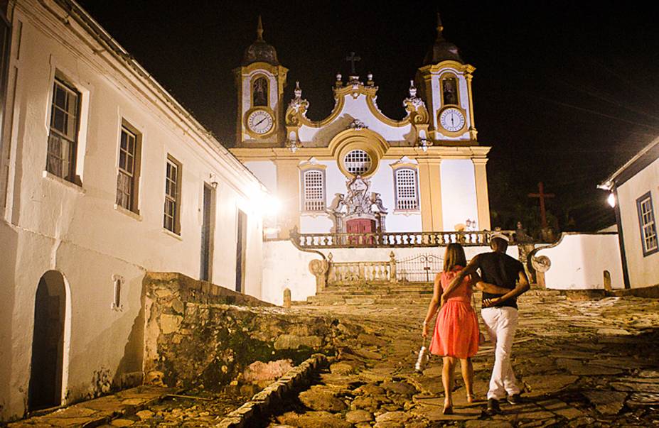 A noite em Tiradentes pode ser muito romântica: a luz branda acompanha o clima pacato da cidade, com suas ruas de pedra vazias e casarões A noite em Tiradentes pode ser muito romântica: a luz branda acompanha o clima pacato da cidade, com suas ruas de pedra vazias e casarões