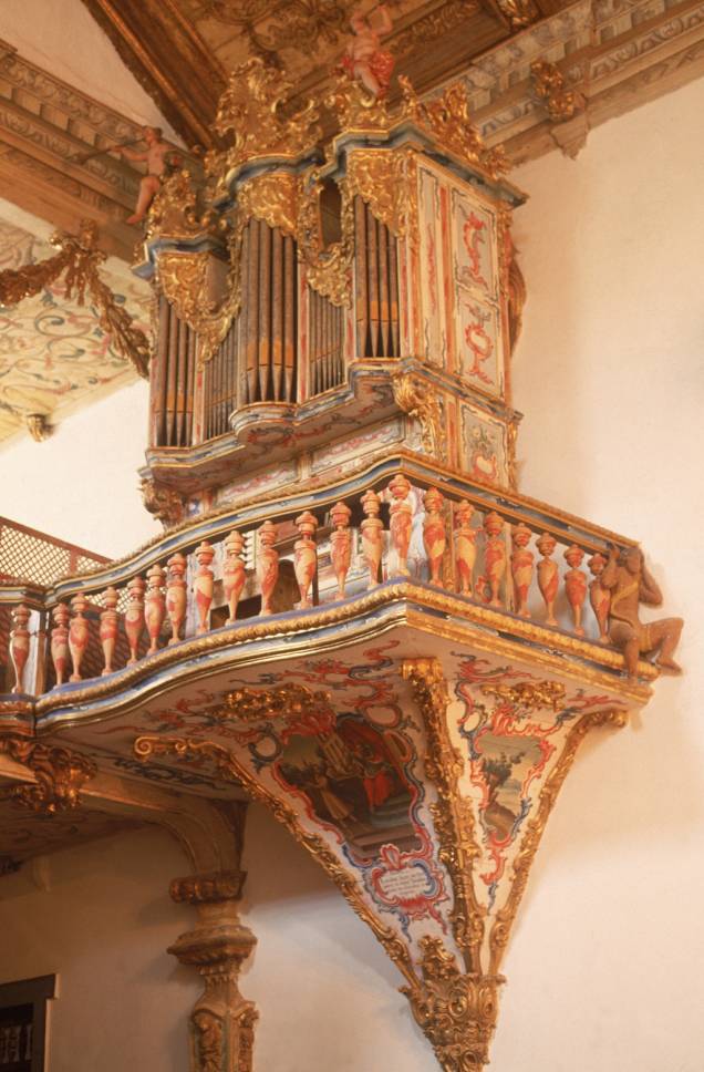 Órgão português de 1788, com fileiras de tubos e pinturas em estilo rococó, da Igreja Matriz de Santo Antônio Órgão português de 1788, com fileiras de tubos e pinturas em estilo rococó, da Igreja Matriz de Santo Antônio