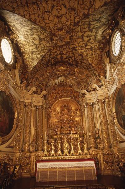 O interior da Igreja Matriz de Santo Antônio tem altar de talha dourada em estilo barroco, lustre de prata e teto feito de madeira e ouro O interior da Igreja Matriz de Santo Antônio tem altar de talha dourada em estilo barroco, lustre de prata e teto feito de madeira e ouro