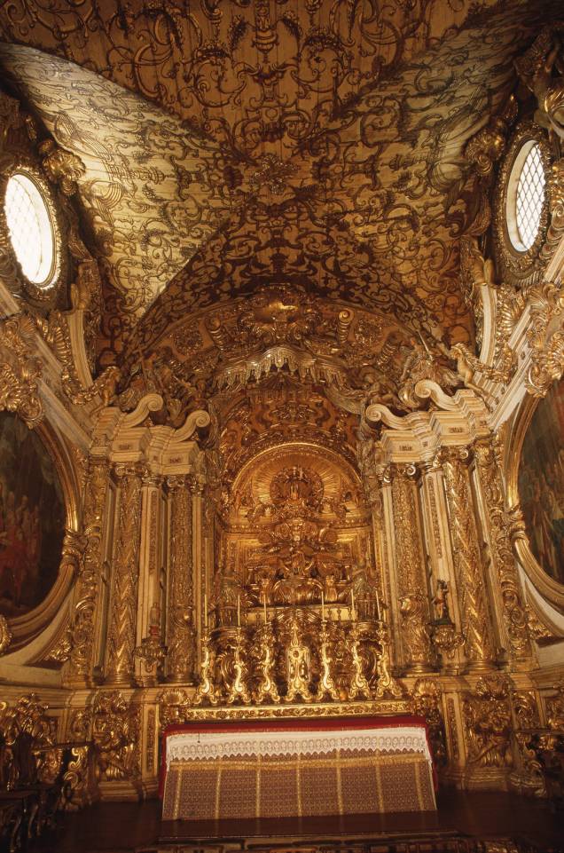 A Igreja Matriz de Santo Antônio tem altar de talha dourada em estilo barroco, lustre de prata e teto feito de madeira e ouro A Igreja Matriz de Santo Antônio tem altar de talha dourada em estilo barroco, lustre de prata e teto feito de madeira e ouro