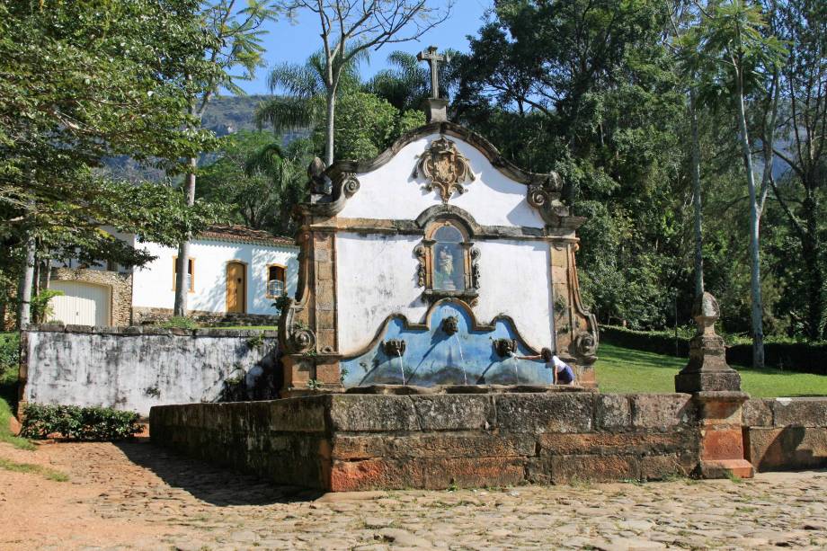 Encravada aos pés da Serra São José, Tiradentes encanta com suas ruas largas de calçamento de pedra e poucas ladeiras (se compararmos com Ouro Preto, é uma cidade plana!). Com ares românticos e ritmo de cidade do interior, de lá também partem passeios até belas cachoeiras, cavalgadas e rapel.