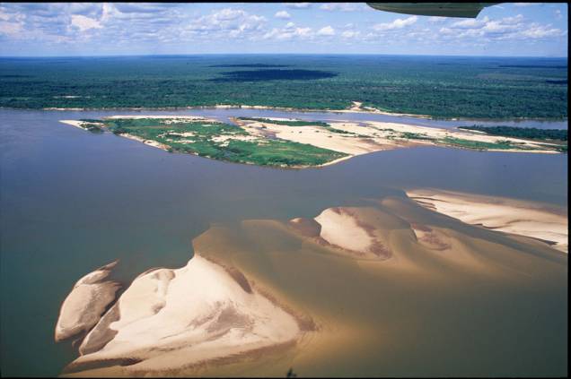 A Ilha do Bananal, no <a href="https://viajeaqui.abril.com.br/estados/br-tocantins" target="_blank">Tocantins</a>, é a maior ilha fluvial do mundo. O local é um santuário ecológico de acesso controlado que, entre setembro e março, tem 80% de sua área inundada pelas águas do Rio Araguaia A Ilha do Bananal, no <a href="https://viajeaqui.abril.com.br/estados/br-tocantins" target="_blank">Tocantins</a>, é a maior ilha fluvial do mundo. O local é um santuário ecológico de acesso controlado que, entre setembro e março, tem 80% de sua área inundada pelas águas do Rio Araguaia