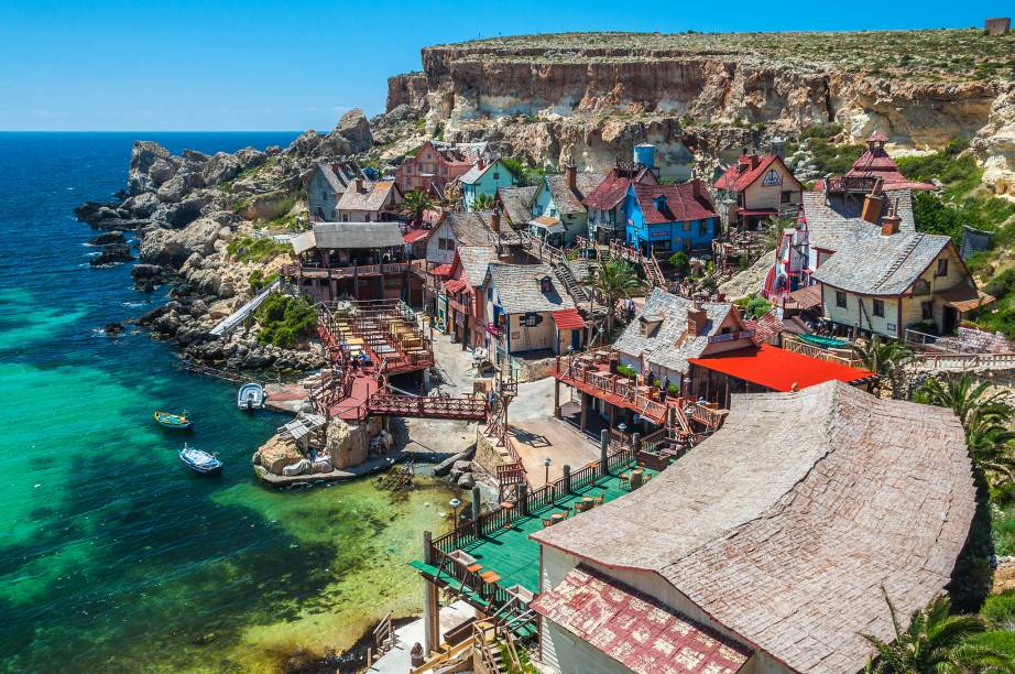 Vista do Popeye Village Fun Park, um museu a céu aberto que expõe o cenário usado no filme Popeye, de 1979 - na época, a produção do longa, estrelado por Robin Williams, construiu uma vila cenográfica para gravar em Malta. Hoje, o lugar é uma das atrações do arquipélago. <strong><a href="https://viajeaqui.abril.com.br/materias/no-meio-do-mediterraneo-malta-e-cenario-para-producoes-cinematograficas" rel="Saiba mais" target="_blank">Saiba mais</a></strong>