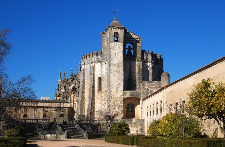 Viajantes vão a <strong>Tomar </strong>à procura dos detalhes arquitetônicos do <strong>Convento de Cristo</strong>, fundado em 1160 pela Ordem dos Cavaleiros Templários. As pinturas e frescos foram restaurados e retratam cenas bíblicas feitas no século 16. O Convento é hoje um espaço cultural, turístico e devocional. Construído e reformado em diferentes épocas, reúne uma salada de traços arquitetônicos: românicos, góticos, manuelinos, renascentistas, maneiristas e barrocos.