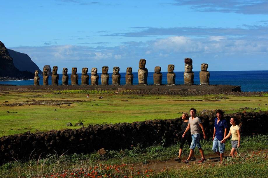 Ahu Tongariki, na Ilha de Páscoa, guarda uma sequeência de quinze moais, que impressionam e atraem turistas do mundo inteiro