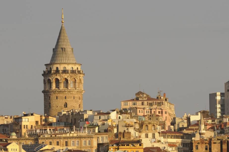 A Torre de Gálata domina o horizonte na região e é um dos pontos mais altos da cidade; é possível subir e ter uma visão panorâmica de Istambul A Torre de Gálata domina o horizonte na região e é um dos pontos mais altos da cidade; é possível subir e ter uma visão panorâmica de Istambul