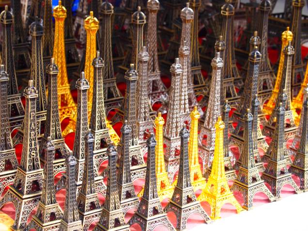 A <a href="https://preprod.viagemeturismo.abril.com.br/atracao/torre-eiffel/" target="_blank">Torre Eiffel</a> pode ter 324 metros e mais de dez mil toneladas de aço, mas para levar na mala ela é levinha e pode ser achada na versão mini em qualquer lugar da cidade A <a href="https://preprod.viagemeturismo.abril.com.br/atracao/torre-eiffel/" target="_blank">Torre Eiffel</a> pode ter 324 metros e mais de dez mil toneladas de aço, mas para levar na mala ela é levinha e pode ser achada na versão mini em qualquer lugar da cidade