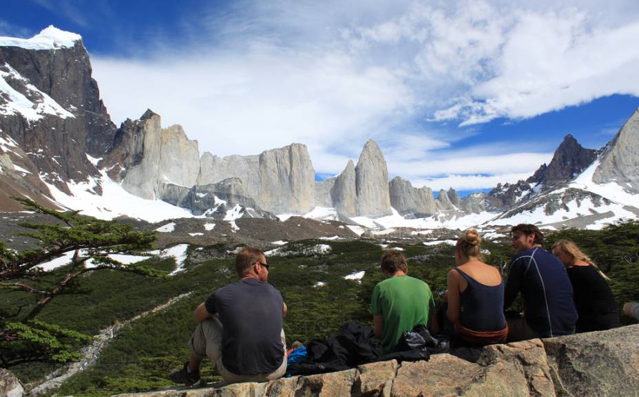 <strong>Torres del Paine, Chile</strong> No pedacinho chileno da Patagônia fica um dos mais espetaculares conjuntos de montanhas do mundo Mais informações sobre Torres del Paine. <a href="https://www.booking.com/searchresults.pt-br.html?aid=332455&lang=pt-br&sid=eedbe6de09e709d664615ac6f1b39a5d&sb=1&src=index&src_elem=sb&error_url=https%3A%2F%2Fwww.booking.com%2Findex.pt-br.html%3Faid%3D332455%3Bsid%3Deedbe6de09e709d664615ac6f1b39a5d%3Bsb_price_type%3Dtotal%26%3B&ss=Torres+del+Paine%2C+Chile&ssne=Ilhabela&ssne_untouched=Ilhabela&checkin_monthday=&checkin_month=&checkin_year=&checkout_monthday=&checkout_month=&checkout_year=&no_rooms=1&group_adults=2&group_children=0&from_sf=1&ss_raw=Torres+del+Paine%2C+Chile&ac_position=1&ac_langcode=xb&dest_id=5468&dest_type=region&search_pageview_id=7f3270f11fed03b3&search_selected=true&search_pageview_id=7f3270f11fed03b3&ac_suggestion_list_length=5&ac_suggestion_theme_list_length=0&map=1#map_closed" target="_blank" rel="noopener"><em>Busque hospedagens em Torre Del Paine no Booking.com</em></a>