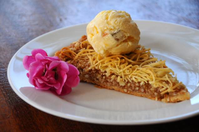 A <strong>Torta de Ricciolina</strong> (torta de amêndoas coberta com cabelo de anjo e servida com sorvete de Mandarinetto, R$ 15,50), da antina italiana <strong><a href="https://viajeaqui.abril.com.br/estabelecimentos/br-sp-sao-paulo-restaurante-buttina" rel="Buttina" target="_blank">Buttina</a></strong>, é uma das novas sobremesas da chef <strong>Filomena Chiarella</strong> em homenagem aos 130 anos de imigração italiana A <strong>Torta de Ricciolina</strong> (torta de amêndoas coberta com cabelo de anjo e servida com sorvete de Mandarinetto, R$ 15,50), da antina italiana <strong><a href="https://viajeaqui.abril.com.br/estabelecimentos/br-sp-sao-paulo-restaurante-buttina" rel="Buttina" target="_blank">Buttina</a></strong>, é uma das novas sobremesas da chef <strong>Filomena Chiarella</strong> em homenagem aos 130 anos de imigração italiana