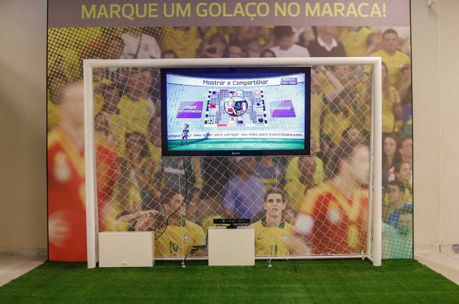 Um equipamento eletrônico permite ao visitante bater um pênalti virtual dentro do museu do Maracanã, no Rio de Janeiro