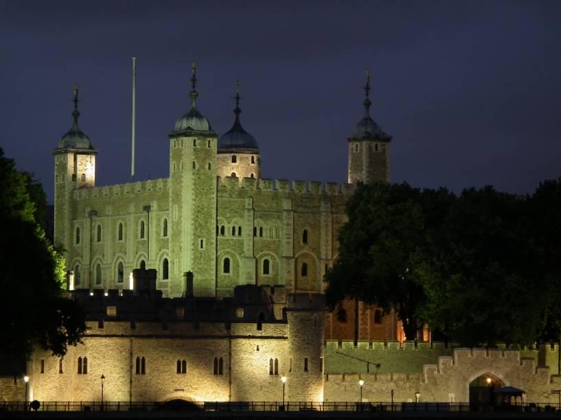 <strong>Torre de Londres, <a href="https://viajeaqui.abril.com.br/paises/reino-unido" rel="Inglaterra" target="_blank">Inglaterra</a></strong>    Em 1066, uma enorme frota cruzou o Canal da Mancha, vinda da Normandia, para empreender a definitiva invasão da <a href="https://viajeaqui.abril.com.br/paises/reino-unido">Inglaterra</a>. Guilherme, o Conquistador, descendente de vikings que se estabeleceram no noroeste da <a href="https://viajeaqui.abril.com.br/paises/franca">França</a>, não só dominou todo o sul da Grã-Bretanha como ergueu fortificações nas cidades conquistadas ao longo de sua empreitada. A White Tower da <a href="https://viajeaqui.abril.com.br/estabelecimentos/reino-unido-londres-atracao-tower-of-london">Torre de Londres</a>, junto à margem norte do rio Tamisa, é o definitivo legado material deixado pelo soberano. Local de execução de Ana Bolena, permeado de histórias de fantasmas, casa dos corvos de asas cortadas, local de trabalho dos folclóricos guardas Yeoman Wards, os <em>beefeaters</em>, e repositório das joias da coroa, hoje é uma das mais populares atrações turísticas do país