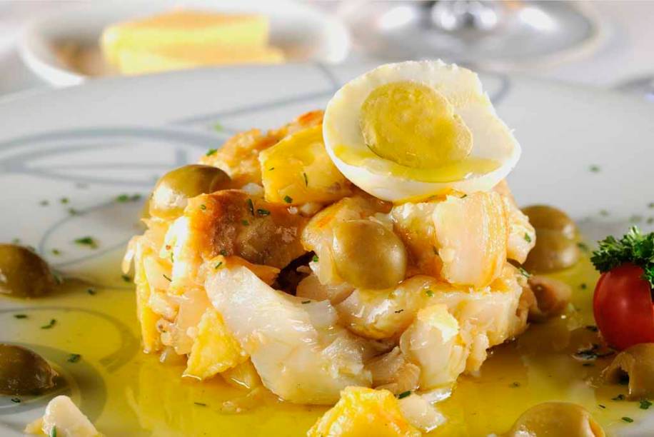 <a href="https://viajeaqui.abril.com.br/estabelecimentos/br-sp-sao-paulo-restaurante-trindade" rel="Trindade (São Paulo)"><strong>Trindade</strong></a><strong> (São Paulo)</strong><br />      <br />      A chef portuguesa Ilda Vinagre incrementou o cardápio especialmente para a Páscoa. A entrada conta com <strong>torta de massa folhada acompanhada com tomate e parmesão gratinado</strong> na entrada (R$ 35). No prato principal, o cliente poderá escolher entre duas opções: <strong>bacalhau com batatas crocantes e lentilhas na mostarda</strong> (<em>foto</em>) (R$ 98) ou o <strong>charlotte de pato com molho de uva e vinagre</strong> (R$ 85). Na sobremesa será servida uma torta de laranja e limão (R$ 19)