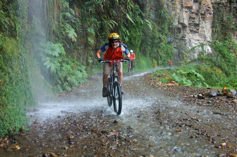 O site de <strong>Viagem e Turismo</strong> selecionou 10 destinos aonde ir de bike faz toda a diferença. As opções vão desde as calmas ciclovias de <a href="https://viajeaqui.abril.com.br/cidades/holanda-amsterda" rel="Amsterdã" target="_blank">Amsterdã</a>, até as trilhas tortuosas e cheias de adrenalina do <strong>Camino Yungas (foto)</strong>, conhecido como rota da morte, ou uma pedalada nas formações rochosas de um vulcão ainda ativo na Sicília.