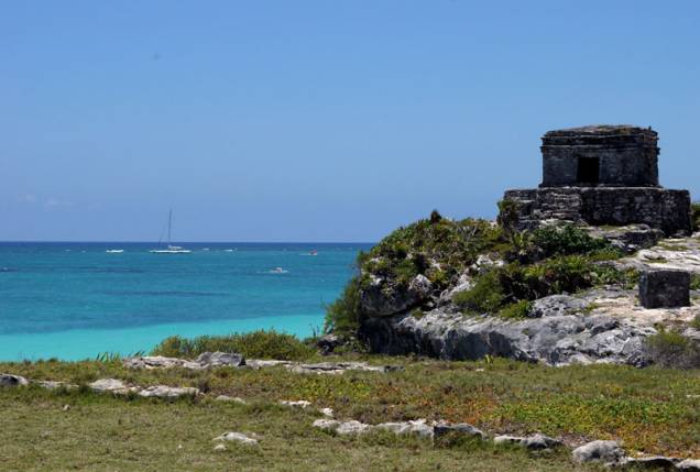 <strong>Tulum</strong><br />Na parte mais alta da costa oriental de Quintana Roo, proporciona aos visitantes panorâmicas de um mar que grita de tanto azul. Tulum flosreceu entre 1200 e 1520, já no período de declínio da civilização maia <strong>Tulum</strong><br />Na parte mais alta da costa oriental de Quintana Roo, proporciona aos visitantes panorâmicas de um mar que grita de tanto azul. Tulum flosreceu entre 1200 e 1520, já no período de declínio da civilização maia