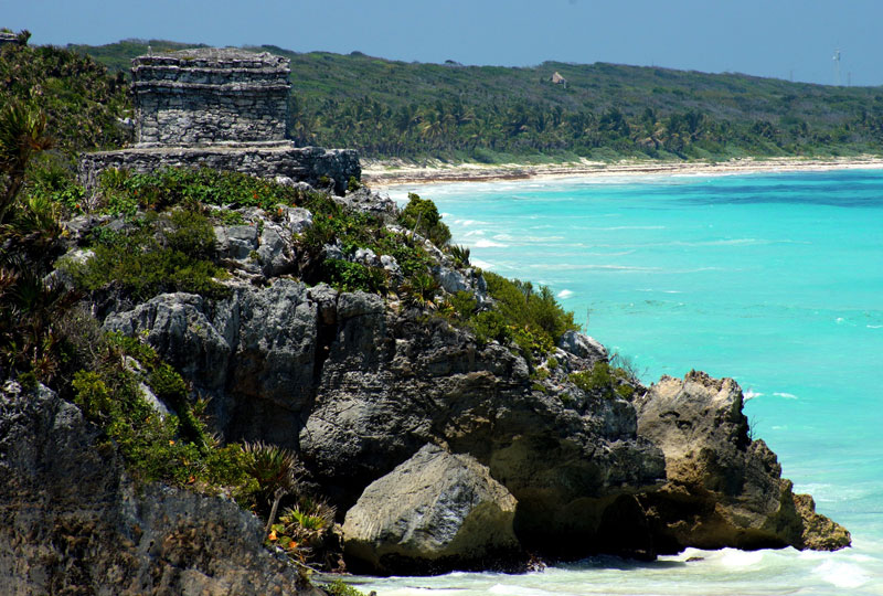 <strong>Tulum</strong><br />Aproveitar o dia no sítio arqueológico é sem dúvida um programa original. De novembro a janeiro e de março a julho também é possível visitá-lo à noite, de maneira alternativa. Tulum fica a cerca de 130 quilômetros de Cancún e, nos últimos anos, tem recebido um fluxo mais intenso de turistas. Com isso, novos empreendimentos hoteleiros também têm surgido